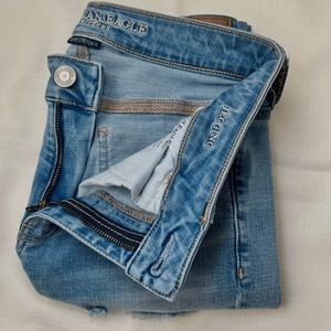 American Eagle Jegging in a light wash denim a little distressed in a size 6R